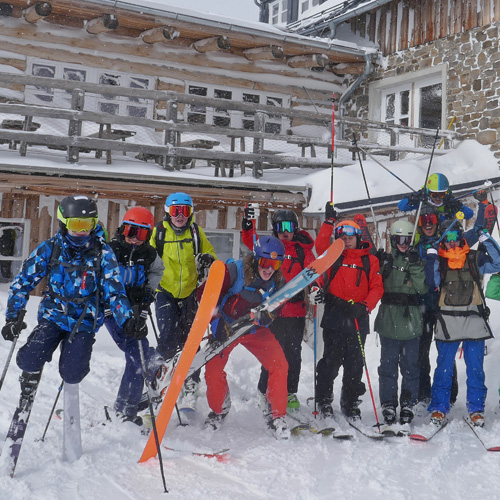 Jugend und Kinder Skifreizeit im Winter auf der Lodge am Krippenstein
